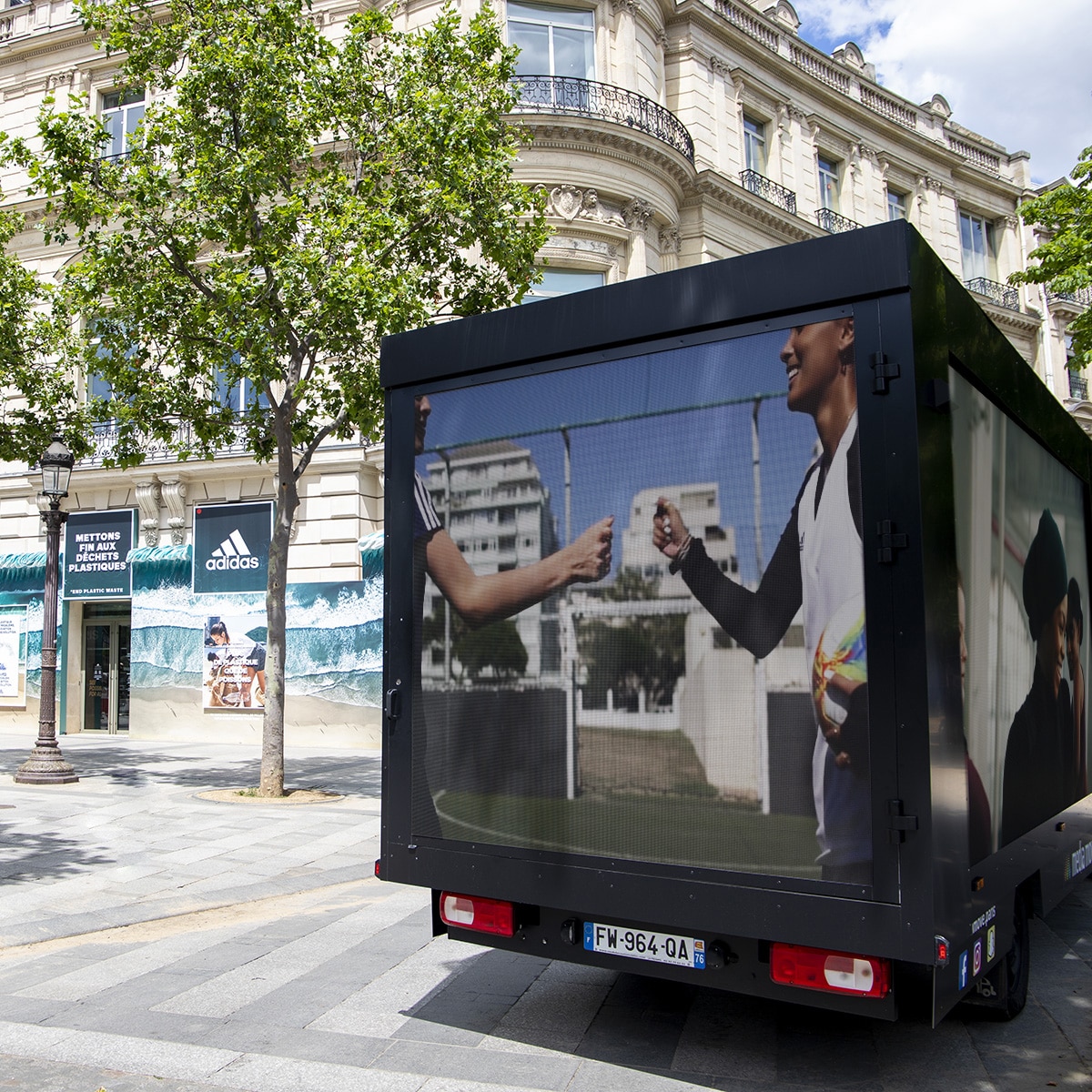 Media Move : Un camion vidéo mobile recouverts d'écrans LED